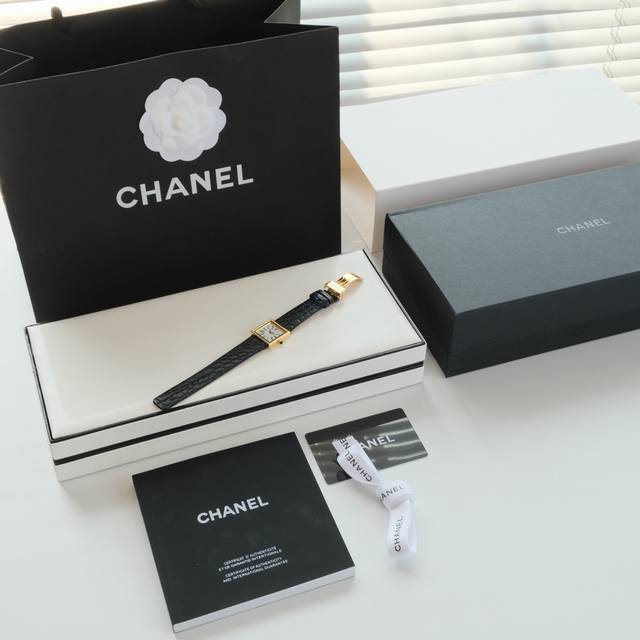 原单级香奈尔罗马字中古小方糖腕表来，该表诞生于1989年，这是一款当年的限量款，数量及其稀有，拥有的人更是少，虽然时间久远，但经典永不落幕，现在是时候你该拥有它