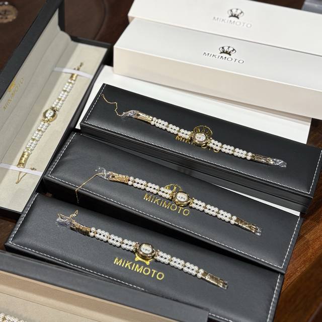 Mikmoto御木本珍珠手表！贝母盘流转日系浪漫！ 绝对是一款值得入手的产品！相比之前的款式，它的珍珠装饰更显贵气，更显时尚感，精致的鹅蛋盘面，盘内贝母在阳光下