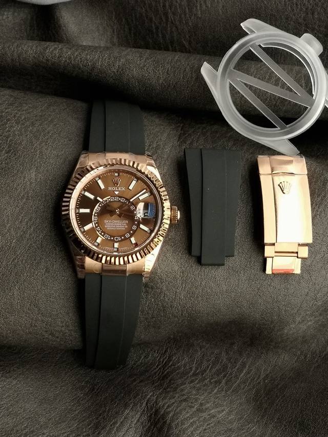 Noob！最新 纵航者型 Sky-Dweller 采用原装18K工艺内焊接头粒，没有生耳链接，氟橡胶包裹金属片，可以跟原版互换，表扣可延长2.5Cm调节，结合一