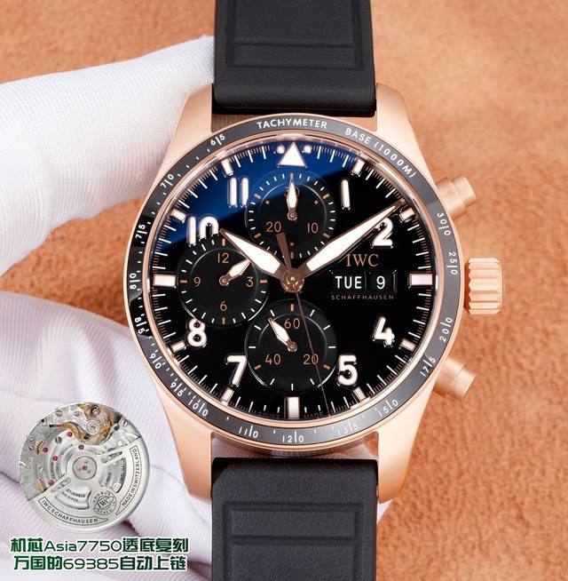 万国Iwc飞行员，市场最新版本原版开模，精益求精。 1腕表采用316精钢全新开模,尺寸为41Mm表带宽度为20Mm 2 除了拥有极为醒目的测速陶瓷圈口，这两款飞