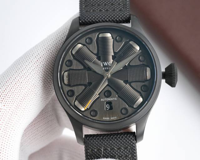 白 黑1240 技术引领时尚万国典范 大飞新品Iwc概念表特别版 表壳 腕表数据46Mm.，采用高科技强化316精钢 字面 采用飞机引擎形状.菱角切工形状工序、