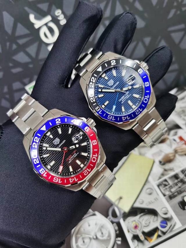 泰格豪雅竞潜系列Gmt.格林尼治 机械械表，43Mm表径，搭载瑞士机械机芯，904不锈钢拉丝与抛光工艺，圈口采用百事可乐元素设计，新款黑蓝圈内敛而不失张扬，圈口