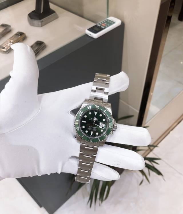 劳力士绿水鬼，懂的都懂 潜航者型系列，标志性绿盘 + 陶瓷圈，辨识度拉满 蚝式钢表带，质感硬朗又耐造，日常通勤、户外撒野都能打，气场直接碾压全场 细节控狂喜！表