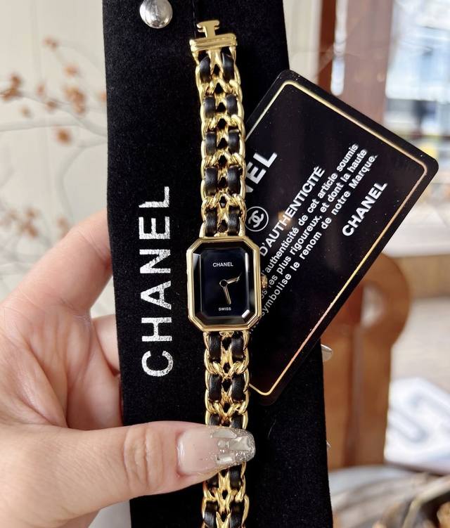 香奈儿 方糖面世36年来一直是女生心中的梦想腕表。“方糖”回归，引发热潮备受追捧，很多人都不知道，黑金方糖作为香奈儿最早诞生 的表，从设计到命名都集齐香奈儿经典