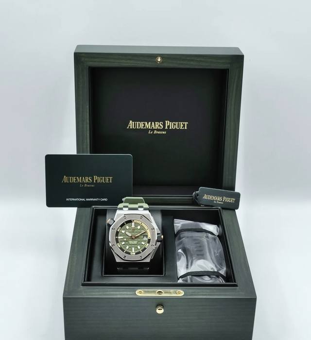 爱彼皇家橡树离岸-奶油绿盘 今天给大家介绍一款特别吸睛的Audemars Piguet Royal Oak Offshore Diver 15720St！