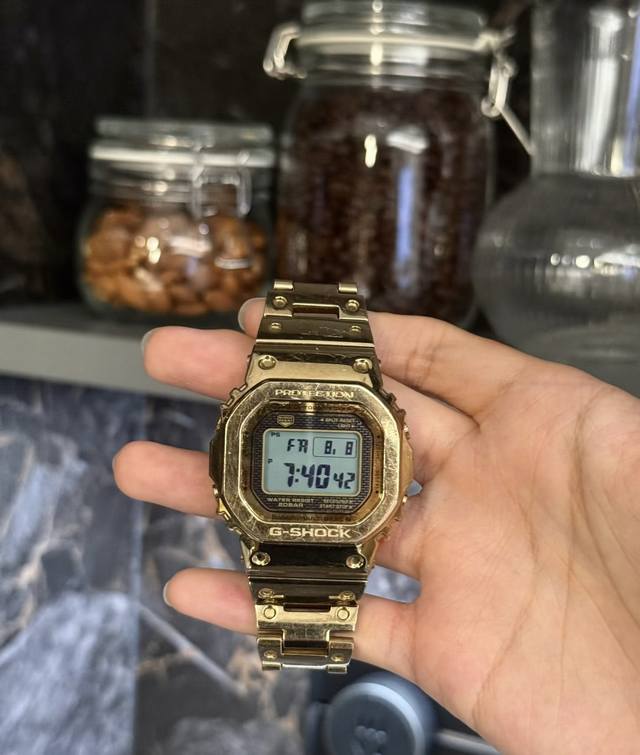 发货实拍，终于出货！小金砖，金色Gmw-B5000D-1Jfb5000 35周年方块钢带表 采用了极为用心的抛光和打磨，显得质感非常高级。经典的G-Shock壳