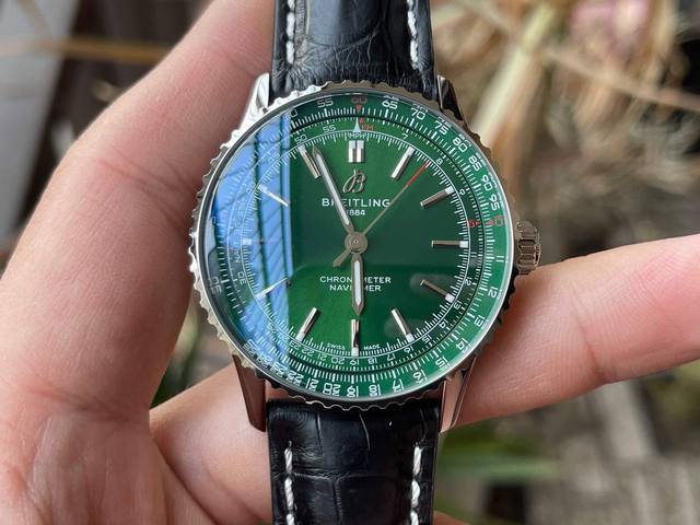 实物拍摄Tf新品 航空计时1系列 41Mm，开模1.1打造 ，搭载海鸥2824机芯，稳定性能超强 ，采用钢带皮！弧面蓝宝石，双面防眩处理 。字面颜色同一样，完美