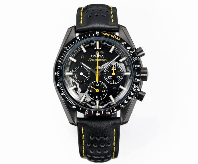 Tw欧米茄超霸月之暗面“阿波罗8号”的盘面、进行了模仿月球表面的雕刻，在装饰细节上，这次欧米茄在月之暗面使用了黄色点缀手表的计时指针，超强夜光，手动机械，直径4