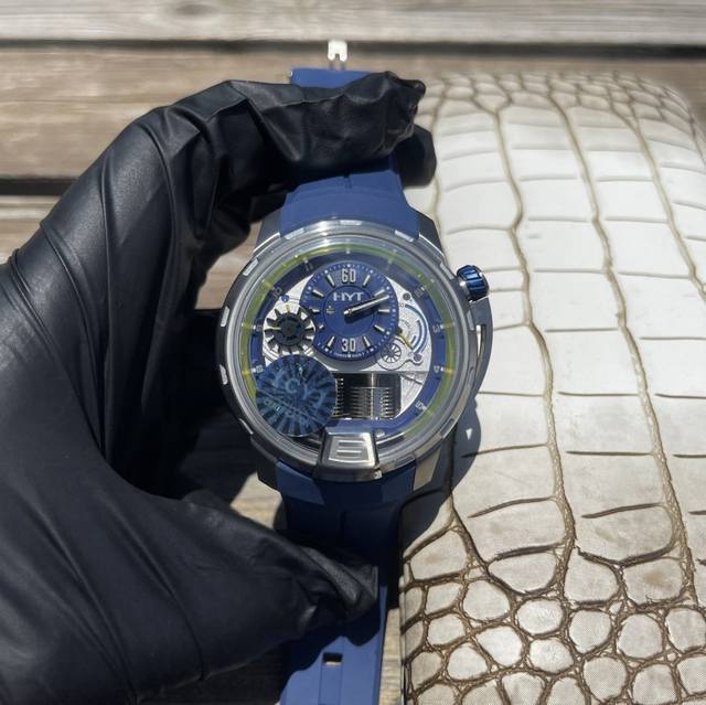 江诗丹顿纵横四海系列4500V Vacheron Constantin Overseas 这款腕表采用41Mm精钢表壳和904L表链， 原版开模复刻，搭配进口机