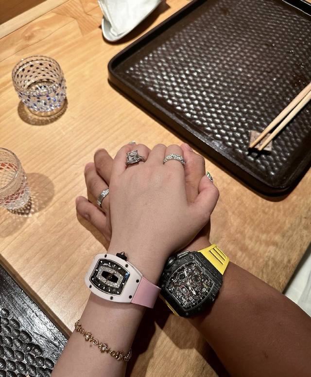 Bba 理查德米勒Rm07-01 粉色表带 粉陶瓷黑唇 迎接时尚潮流的理查德米勒，这款明星网红手表堪称奢华与精致的完美结合。 首先，它的表壳与原版一模一样，采用