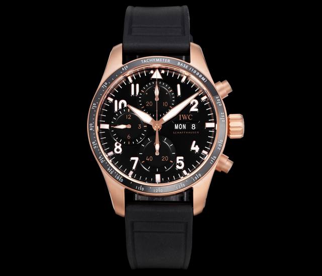 Tw出品，万国 Iwc 飞行员系列 市场最新版本原版开模，精益求精。 1腕表采用316精钢全新开模,尺寸为41Mm表带宽度为20Mm 2 除了拥有极为醒目的测速