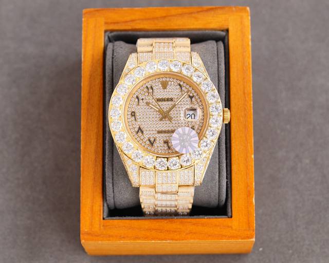 劳力士-最新为各位土豪而准备的.超级劳.超级镶钻工艺.颗颗都是金光闪闪的.实物非常漂亮.搭配全自动机械机芯男士腕表.个性释放.尊贵大气～时尚潮流，矿物质耐磨镜面