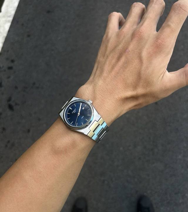 这款天梭的Prx超级玩家系列真的太帅了 方块型的表盘真的Hin百搭 穿搭起来也有层次感 是颜值与实力的象征 戴上它真的无需多言！因为它会为你发声