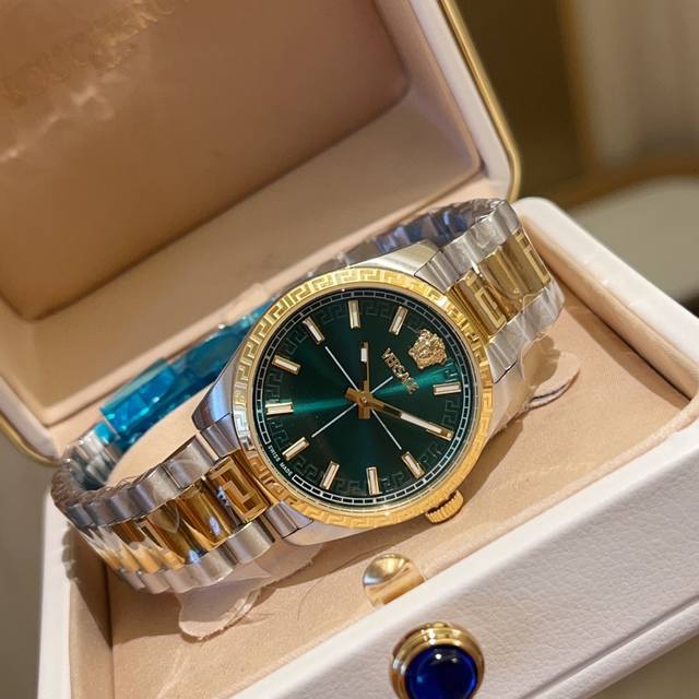 Versace Millenyium Lady腕表，表壳上 12 点位置饰有品牌标志性Medusa和Versace Logo，彰显力量与精致感。内表盘、表圈环以