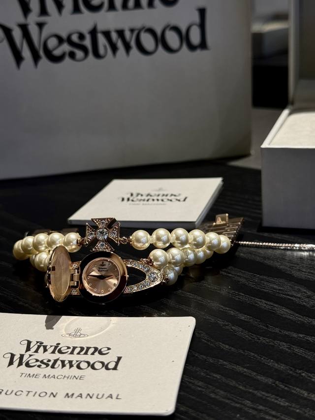 新款新款Vv326系列。被西太后的土星珍珠手表拿捏得死死的！初见时，它是一条优雅矜贵的珍珠手链，细腻温润的珍珠紧密排列 ，在腕间铺就温柔的光泽。可别小瞧了它，轻