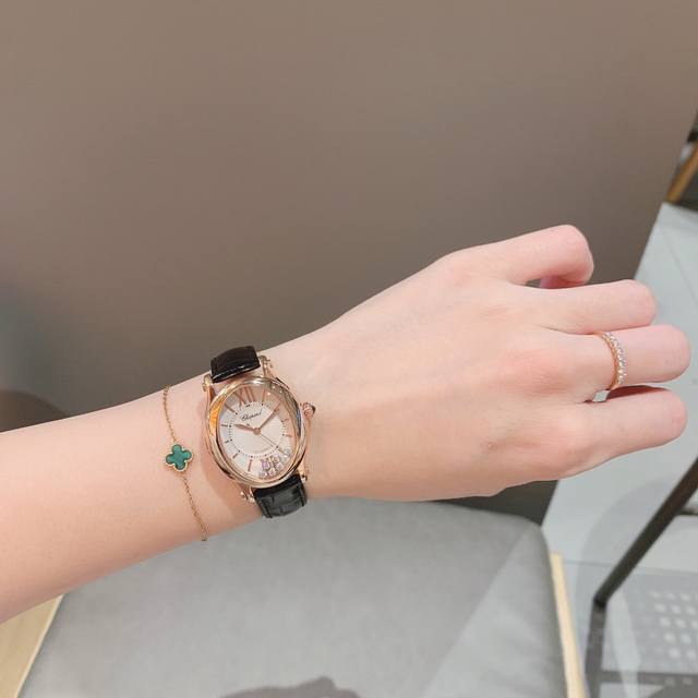 肖邦-Chopard，Happy Sport Oval腕表精钢表壳制表工艺与优雅美学风格巧妙结合，以此来展示女性魅力和技术性能。玫瑰金真空电镀材质，既优雅又时尚