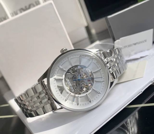 真的是最喜欢的腕表单品 镂空的表盘绝绝子 Armani 阿玛尼机械男士腕表 前后镂空设计 表盘尺寸是43Mm 当然 好看的背后肯定是有缺点 生活防水不防温水热水