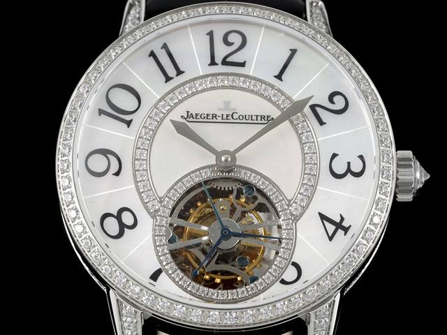 Rms［新款积家陀飞轮］专为钟情于华丽与精密制表的女性而设计，直径39毫米的约会系列陀飞轮腕表是悠久制表传统与精湛技艺的完美结晶。此款时计配备自动上链机芯，并搭