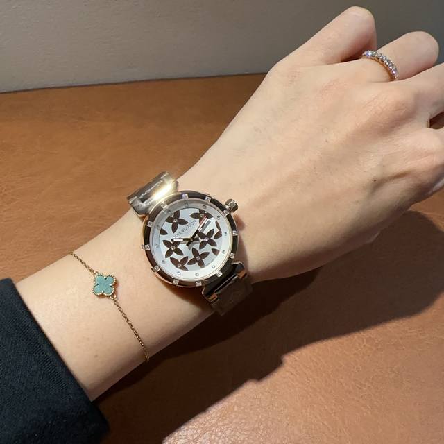 Lv Lv 路易威登，送女友首选又有货了，推荐哒，玻璃：蓝宝防刮镜面机芯：瑞士进口石英机芯尺寸：33Mm 厚度：12Mm功能：夜光，时尚配戴市场最高版本，一闪一