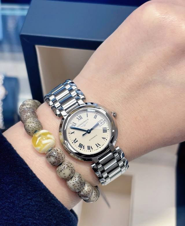 相信，喜欢浪琴的姐妹们肯定都知道浪琴的新月手表，为什么呢？因为它是浪琴的当家花旦，颜值真的很高，而且特别百搭 - [氛围感R][氛围感R]这一款是30直径的自动