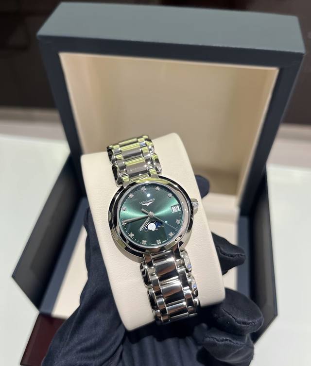 浪琴心月这款祖母绿底盘的表款30.5Mm的表镜，石英机芯，绿盘镶嵌璀璨天然真钻精致感满满，6点的银色月相设计犹如一轮明月在腕间悄然变化，一抬手不断变换的月亮也会