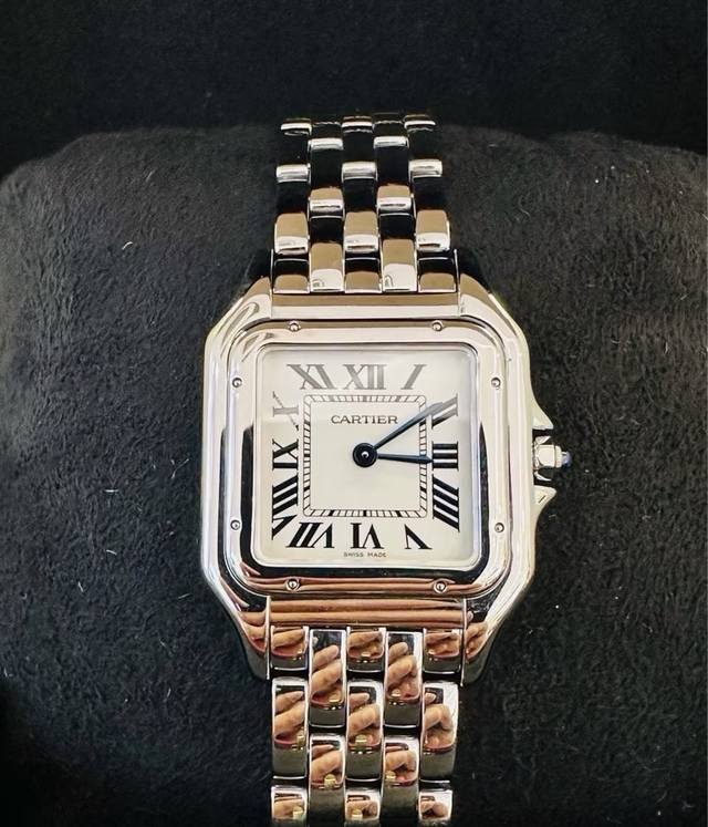 卡地亚猎豹Cartier 卡地亚猎豹 年Wspn0006，石英机芯，表径22×30Mm，表壳厚度6Mm，镀银表盘，剑形蓝钢指针，镶嵌一颗凸圆形合成尖晶石，蓝宝石