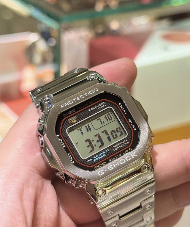 G-Shock卡西欧35周年限定银方块 最近卡西欧的时尚腕表比较火爆，好多时尚达人和明星都有佩戴，尤其是35周年限量金属小方块系列，目前市场上银方块与金方块已经