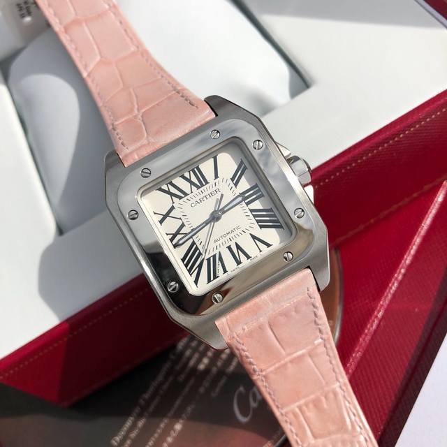 卡地亚山度士女装33Mm直径个性壳形设计，在镜面方面，镀有无色防反光膜的蓝宝石镜面，并且在镜面边缘都进行了倒角处理，壳身拉丝精细，经典卡地亚罗马刻度，十分耐看，