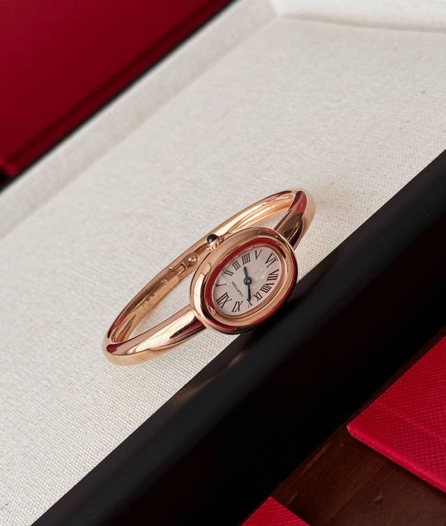 诚意之作！卡地亚 “浴缸”金镯腕表！这系列圆润复古的的腕表设计于1912年，Baignoire 浴缸 ，是卡地亚设计腕表的强大创造力的见证。它拥有独创的椭圆形线