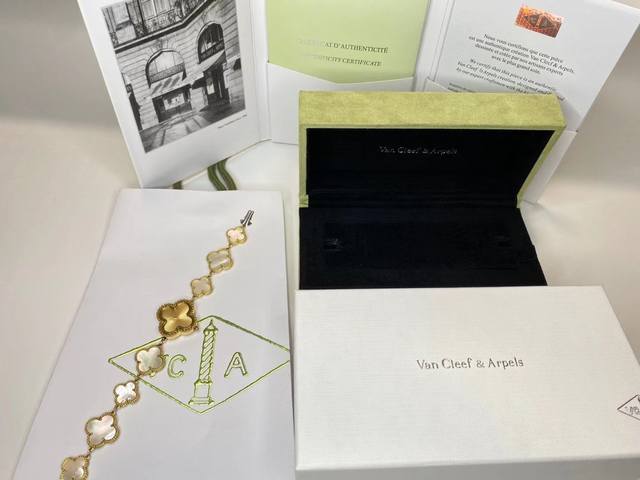 新品手链款 品牌：-Van Eef＆Arpels 系列：Alhambra手链款系列 腕表继续沿袭的标志性图案散发恒久隽永的优雅气息，精美镶钻设计，环绕着花形表壳