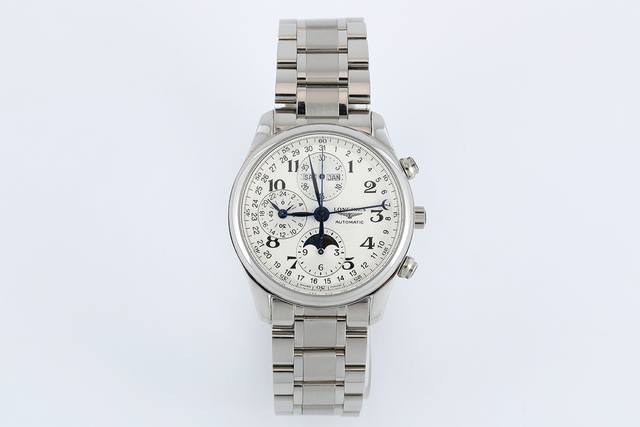 Tw，浪琴名匠月相八针V4版。 一：升级星期和月份和原装一样，原装字体比较细，而且对比J和A的字体明显。 二：升级月相为烫金，2个月亮和13个星星。市面做的最亮