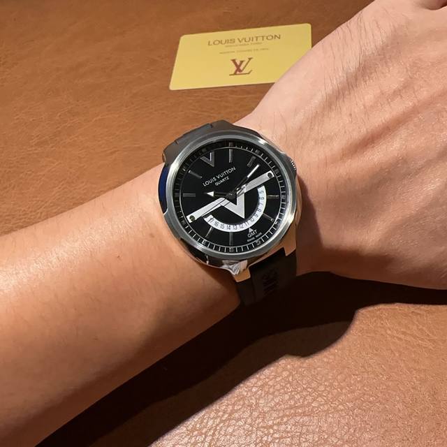 新款！Lv Lv 路易威登高端帅表容易搭，戴起来好看，完美打造，前卫帅气男士必备，机芯：进口石英机芯，尺寸：42Mm ，厚度：16Mm