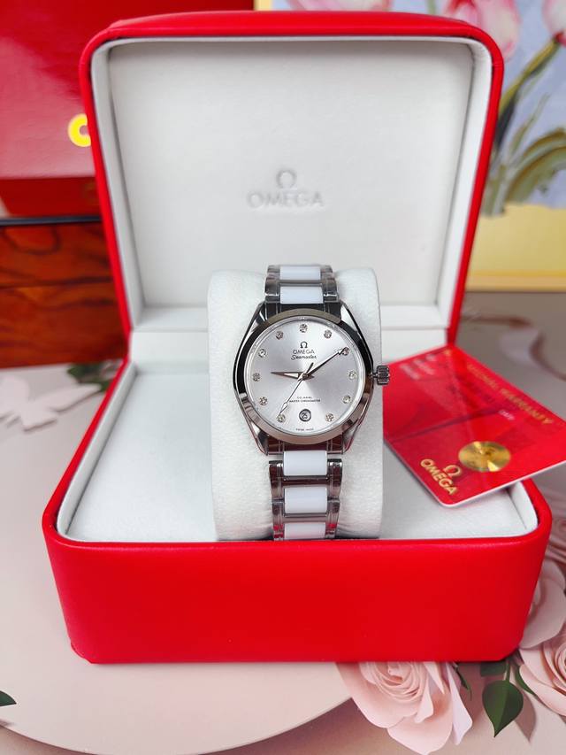 时尚石英女款 欧米茄 将华丽与经典融合缔造出惊艳美作外观雅致华美，彰显引人瞩目的隽永美感以不同色彩展现佩戴者的个性与风格。冰川银，海军蓝、薄荷绿、蜜桃粉、丁香紫