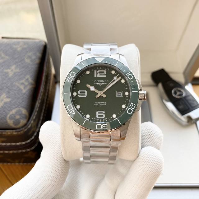 康卡斯系列 陶瓷圈口 男士腕表 全自动机械机芯 316精钢拉沙表壳 精钢表带配原装扣 直径40Mm厚12Mm Bst实拍 这款腕表不仅适合刚刚步入职场的年轻人佩