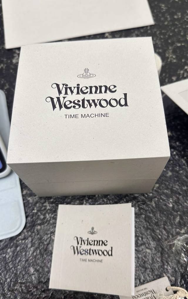 Vivienne Westwood 腕表 石英机芯 精钢表带 28Mm 粉色表盘 女表 薇薇安 威斯特伍德 西太后