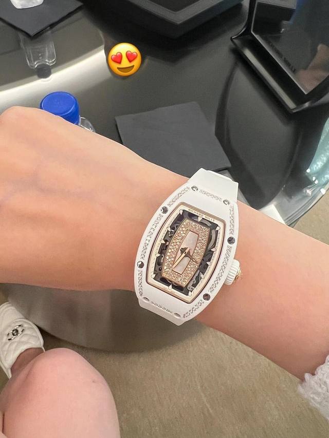 Bba 理查德米勒Rm07-01 雪花钻白陶瓷白贝母 迎接时尚潮流的理查德米勒，这款明星网红手表堪称奢华与精致的完美结合。 首先，它的表壳与原版一模一样，采用了