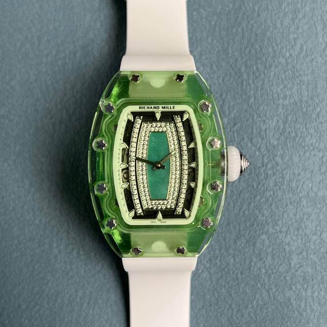 Richard Mille理查德米尔推出Rm07-02系列新款 Gemset Sapphire蓝宝石腕表，有红色、绿色，蓝色蓝宝石版本可供选择，上手超轻犹如第二