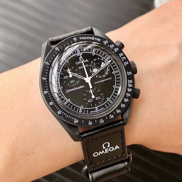 欧米茄X斯沃琪 全新登月之作Mission To The Moonphase Bex。 这款全新腕表也配备计时功能，以及超霸系列月球表的特征 印有各大Logo标