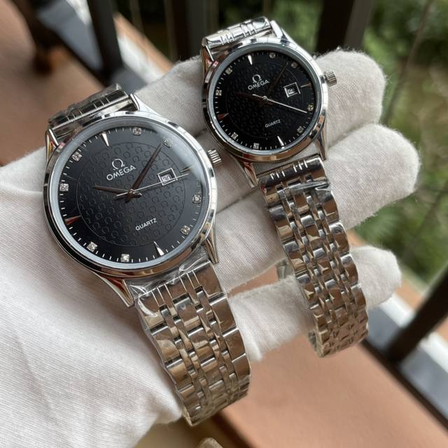 白 金 欧米茄 情侣对表 原装进口石英机芯 矿物质玻璃镜面 316L精钢表壳 直径男40Mm女30Mm 厚8Mm如果今天的阳光停止了它耀眼的光芒。那么你的一个微