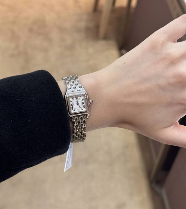 卡地亚猎豹手表，华丽而不羁，是PanthèRe De Cartier猎豹所传达的美学风格。它线条流畅，魅惑动人，柔软服帖于腕间，宛若在肌肤上翩翩起舞。独特的造型