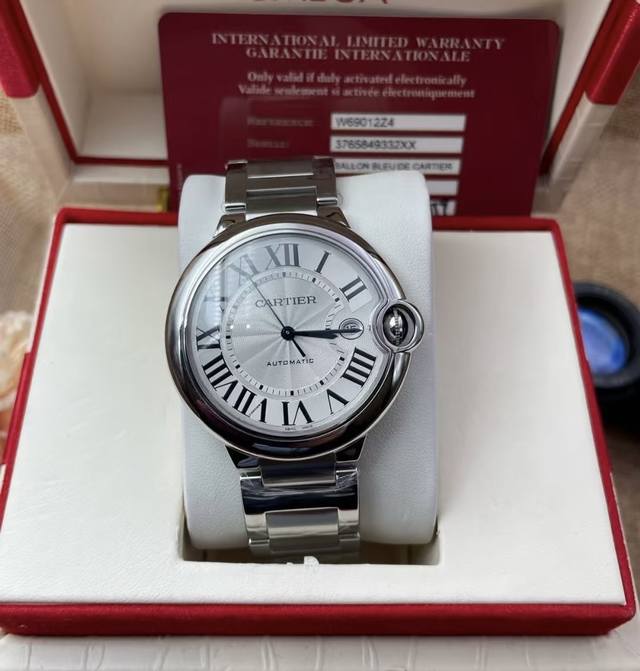 卡地亚蓝气球系列热门机械全自动男表 42.1毫米超大号表盘 白色太阳纹盘面 黑色经典古罗马刻度 淬火烤蓝剑型指针 带日历显示 尖晶石蓝宝石把头 鱼眼蓝宝石镜面