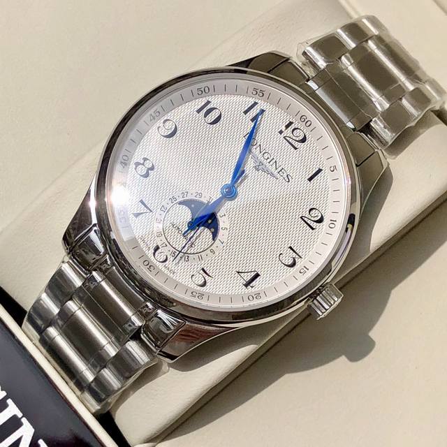 配盒 支持香港、美国直邮 浪琴Longines原版开模，名匠系列月相男士腕表，采用316L精钢材质，银色与黑色麦粒纹饰及经典蓝色太阳纹！蓝钢指针与阿拉伯数字相互