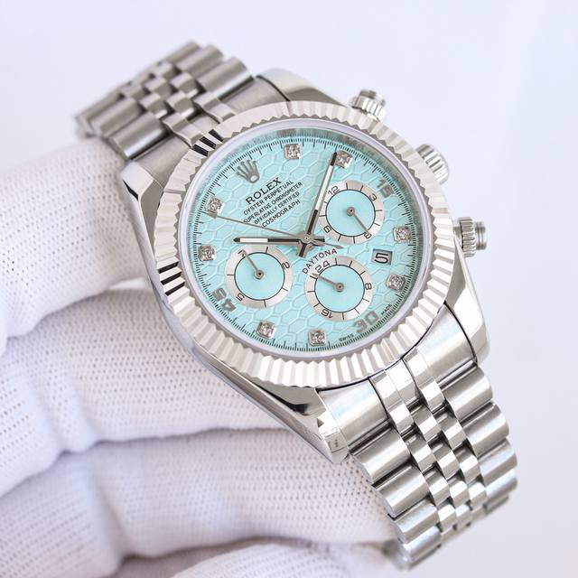 劳力士多功能腕表 防表届最高版本劳力士 复杂系列六针男表 爆款 多功能腕表。 1搭载原装进口9100星期月份月相动能功能机芯机械表！ 2表盘上采用经典独家内影夜