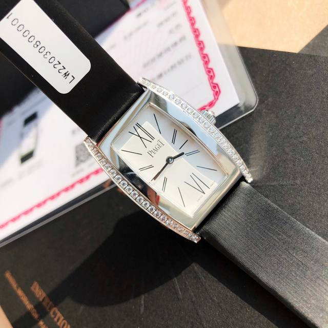 狠货来袭 大名鼎鼎的伯爵石英女款，十大名表之一，型号Goa33091，完美原装复制1:1，奔驰宝马的档次，白菜的价格P，水桶形的表壳别具一格，独特的绢布表带搭配