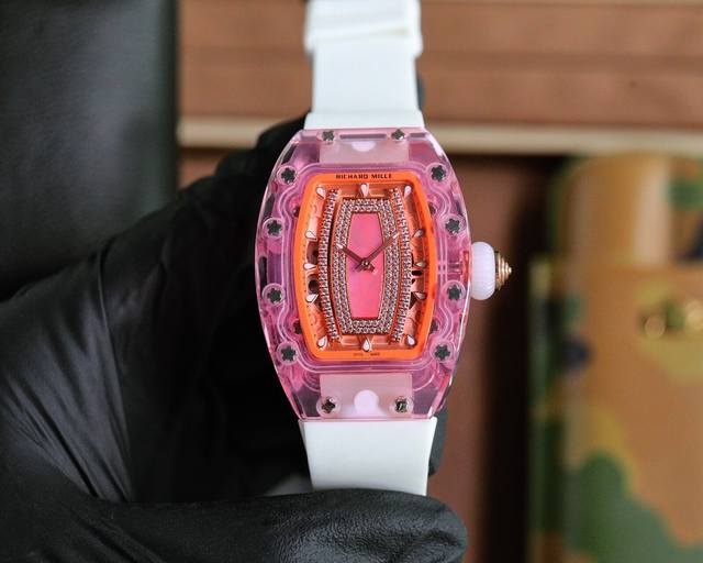 理查德米勒 Richard Mille最新推出Ladies Rm07-02Pink Lady Sapphire，腕表结合了女姓化的外观和先进的技术含量。需要进行