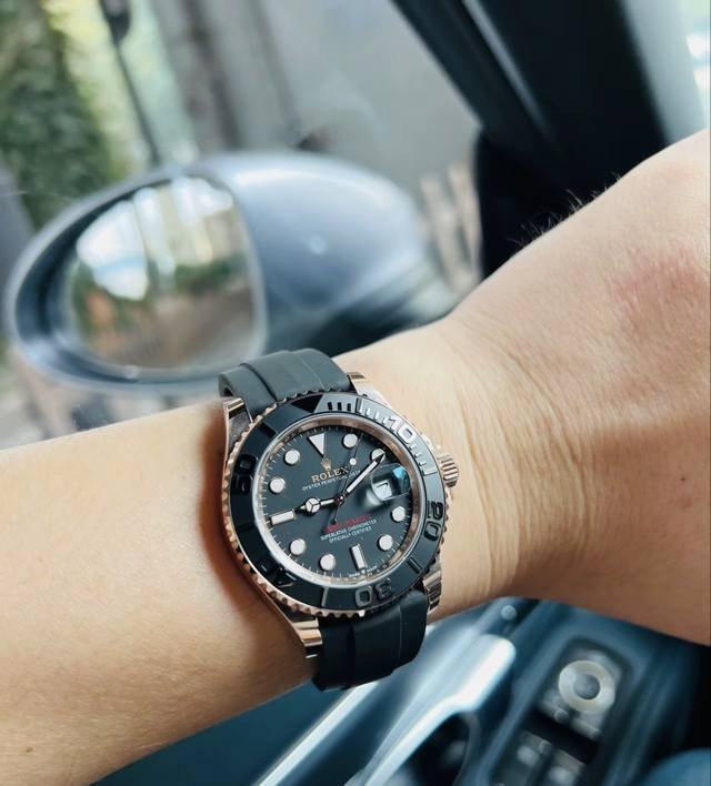 劳力士家族中因为低调而被低估的表款 永恒玫瑰金璀璨的表壳和恰到好处的压手感+耐用精致的陶瓷外圈+升级后更便捷的表扣快调系统+舒适的Oysterflex表带，无比