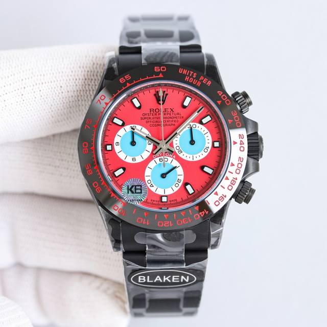 Blaken重磅升级款来了！ 第六代迪通拿碳黑复刻版，40Mm上手绝了！ 核心亮点一眼种草： 12.2Mm超薄机身 甩开市面13.5Mm普通款 ，全实心精钢打造