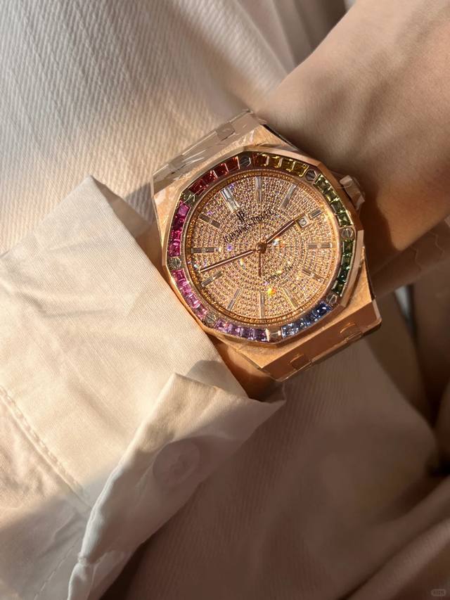 Amg解锁！彩虹圈爱彼皇家橡树系列“隐藏款” 15413Or每一枚都是Amg工坊耗时千小时的匠心之作 表圈镶嵌32颗渐变彩虹宝石 搭配密镶钻石表盘！整体奢华精致