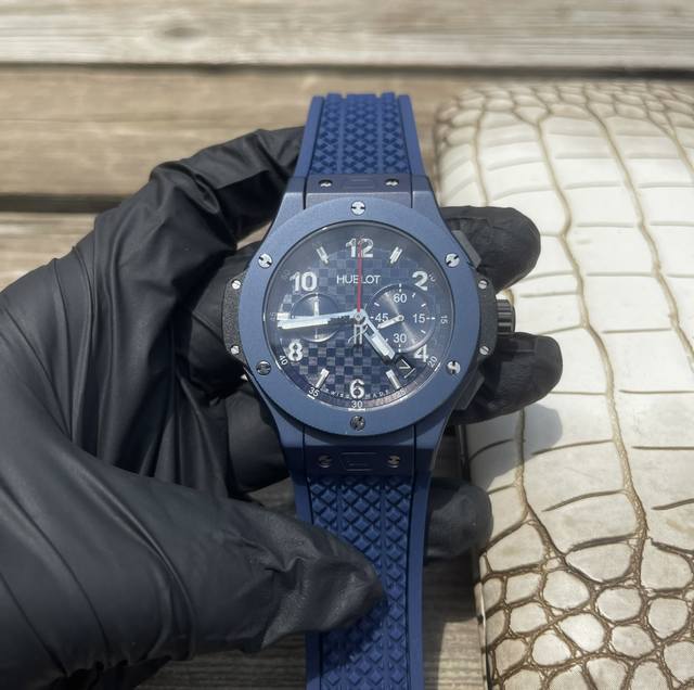 新款店家主推 硬汉专属，运动型腕表 前卫时尚，高清实拍品质保证 最新 ：恒宝最新设计简约新品 类型 ：精品男士腕表 表带 ：马来西亚香胶表带 机芯 ：进口 Vk