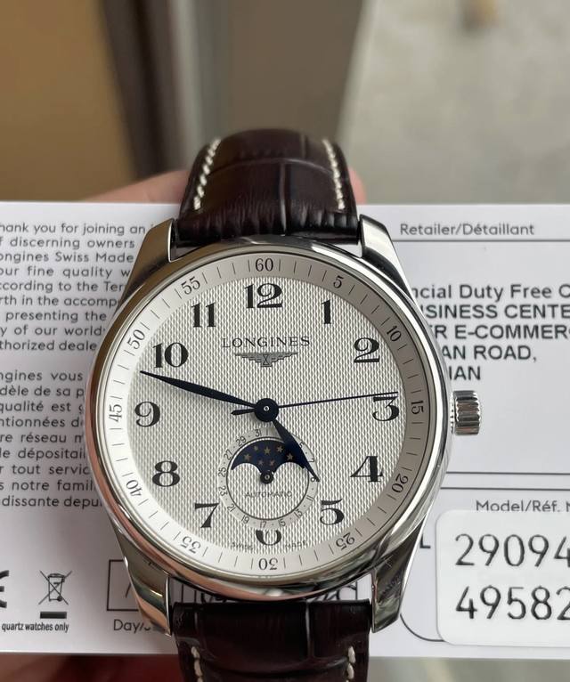 浪琴名匠系列四针月相系列机械全自动男表 40毫米大表盘 白色大麦盘面 淬火烤蓝柳叶指针 阿拉伯数字刻度 6点位日历显示 月相显示 蓝宝石镜面 搭载浪琴背透机械全